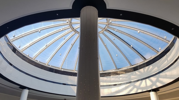 Современное искусство из стекла и металла, фон крыши. Посмотрите на стеклянный купол. Геометрическая деталь.