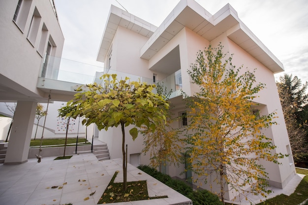 Contemporary beautiful modern white house exterior