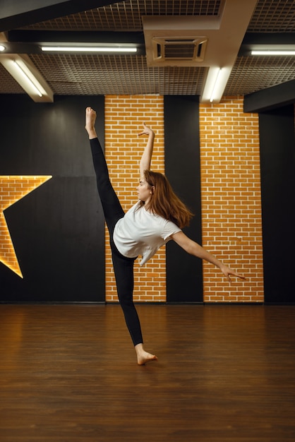 コンテンポラリーダンスパフォーマー、スタジオの女性