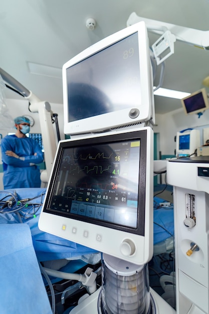 수술실의 현대 의료 시스템 병원 극장의 모니터 및 기계 인공 호흡기 병원에서 환자의 활력 징후를 보여주는 현대 장비