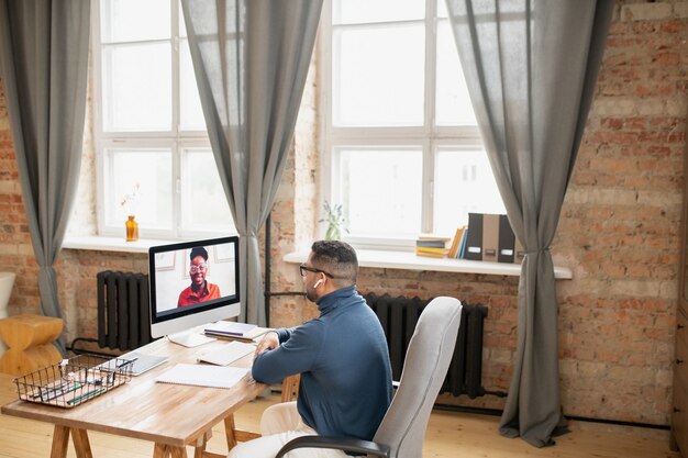 Photo contemporary teacher listening to african female student during online lesson