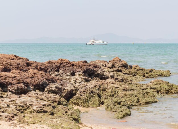 写真 紺碧の地平線の海の現代ヨット砂岩海ヨット海景選択フォーカス