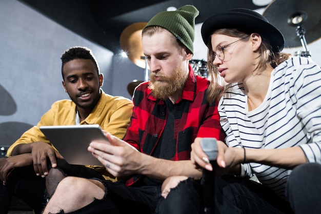 Photo contemporary young people chilling