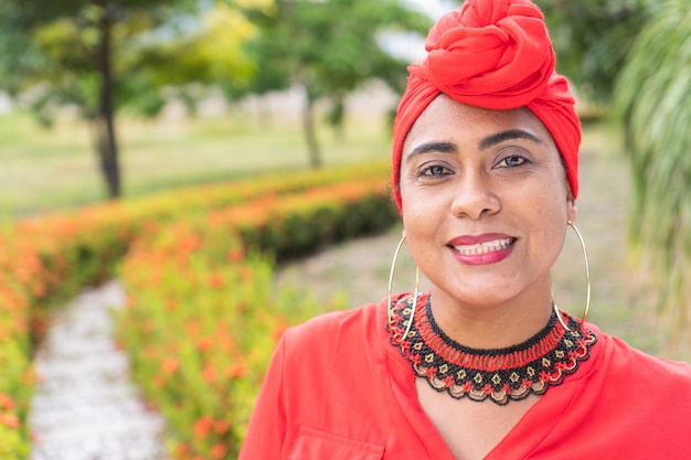 Photo content black lady looking at camera on park