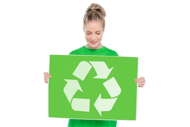 リサイクルのサインを持っている金髪の環境活動家