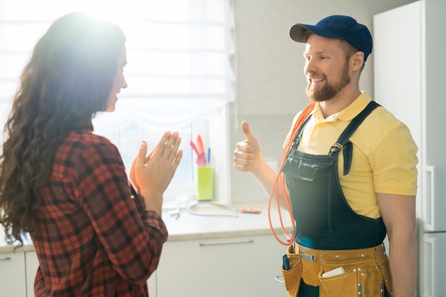 コンテンツの便利屋がフラットで故障を修復しました