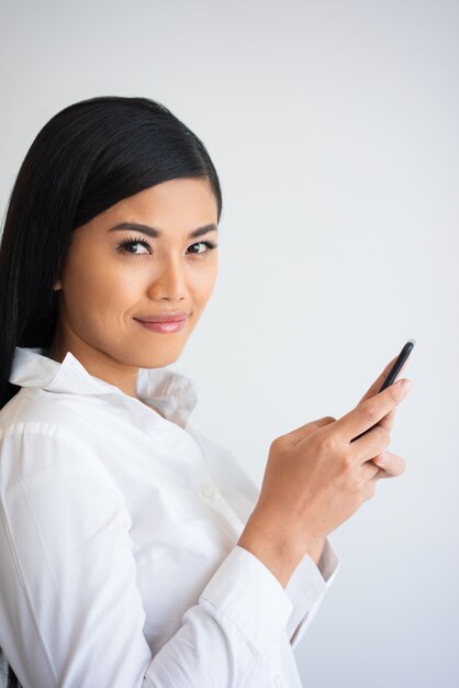 Content Pretty Business Lady Texting на смартфоне