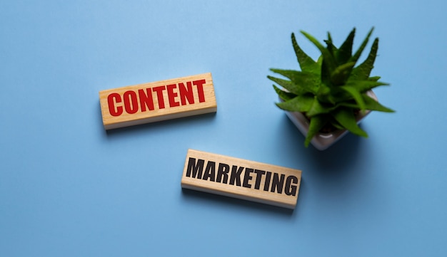 Contentmarketing geschreven op houten blokken op blauw