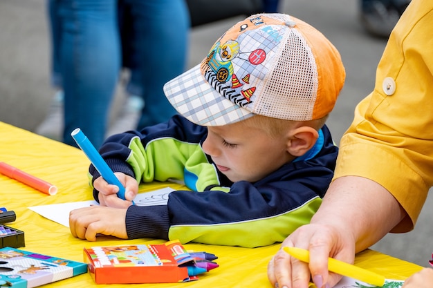 写真 コンテスト、子供たちは祭りで描く