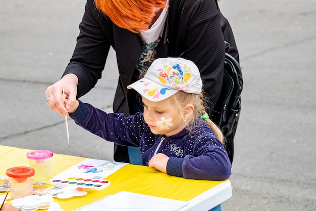 コンテスト、子供たちは祭りで描く