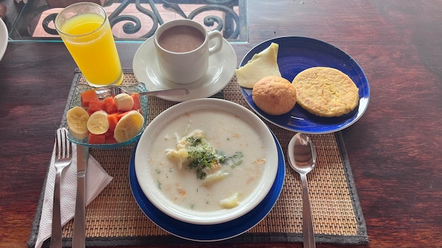 Foto continentaal ontbijt hotelontbijt ei- en melkbouillon met arepa en chocolade ontbijt op de