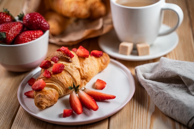 Continentaal ontbijt met assortiment van gebak, koffie en verse aardbeien