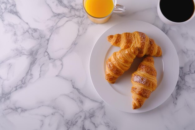 Foto continentaal ontbijt met croissants sinaasappelsap en een kop koffie op witte marmeren achtergrond met kopieerruimte bovenaan