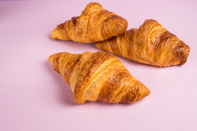 Continentaal ontbijt met gouden franse croissants en kopje thee