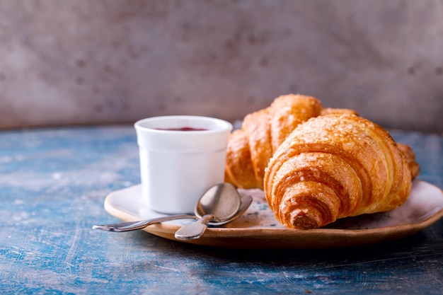 Continentaal ontbijt met verse croissants. heerlijk bakken met bessenjam