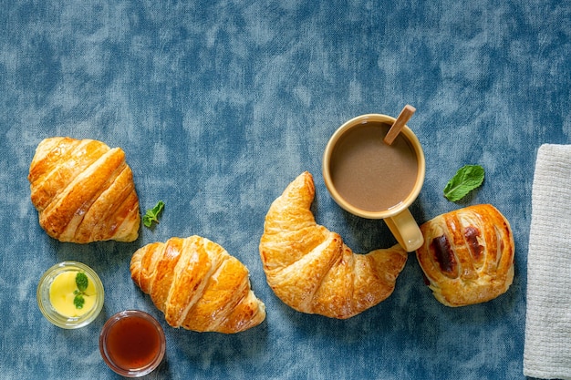 Continentaal ontbijt met verse croissants, jus d'orange en koffie selectieve focus