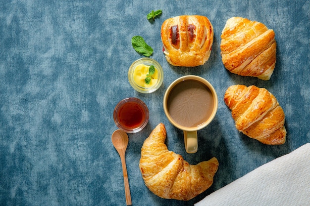 Continentaal ontbijt met verse croissants, jus d'orange en koffie selectieve focus