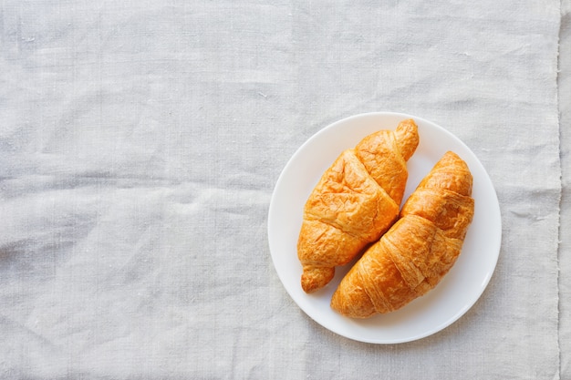 Foto continentaal ontbijt - paar croissants op homespun servet.