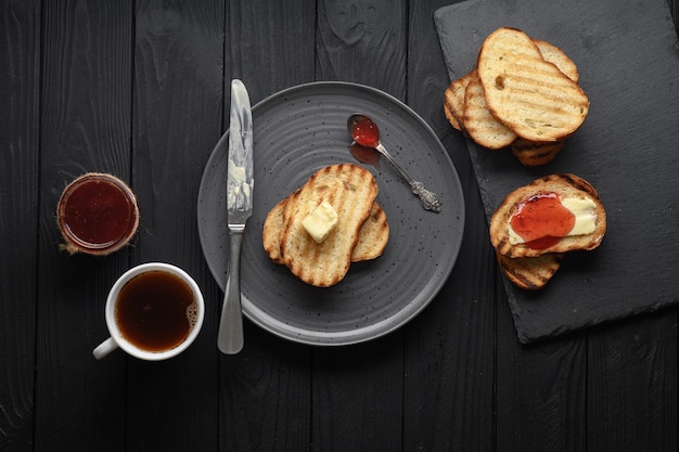 Continentaal ontbijtmaaltijd geserveerd met koffie, toast, jam en boter Heerlijke salontafel
