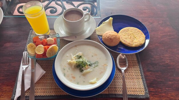 写真 大陸式朝食 ホテルの朝食 アレパとチョコレートの卵と牛乳のスープ