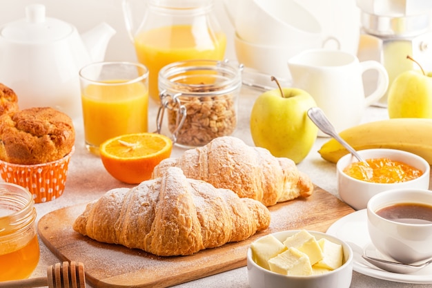 Континентальный завтрак со свежими круассанами, апельсиновым соком и кофе, выборочный фокус.