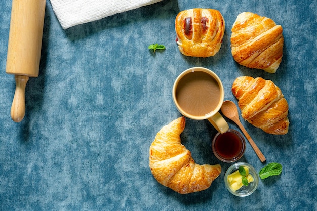 Континентальный завтрак со свежими круассанами, апельсиновым соком и кофе отборный фокус