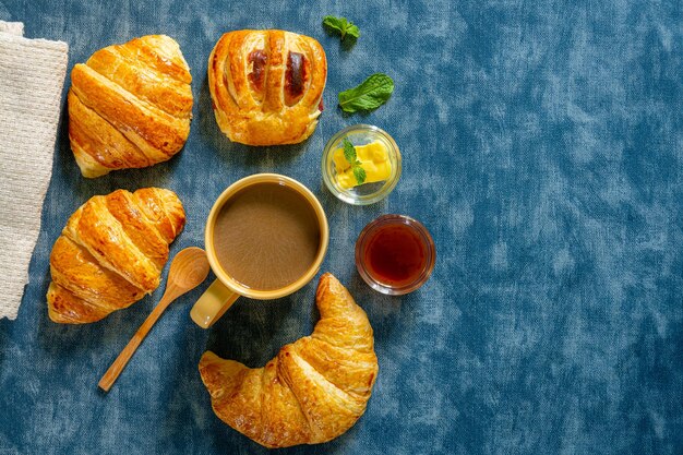 Photo continental breakfast with fresh croissants orange juice and coffee selective focuse