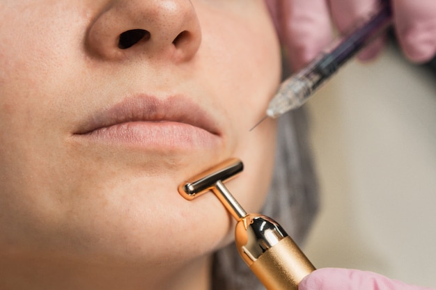 Контур пластик. косметолог вводит ботулинический токсин, чтобы подтянуть и разгладить морщины на коже женского лица.