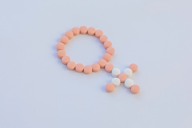 Foto contraceptieve pillen die een vrouwelijk teken maken