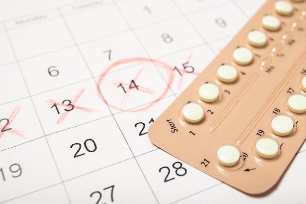 Foto pillole contraccettive e calendario