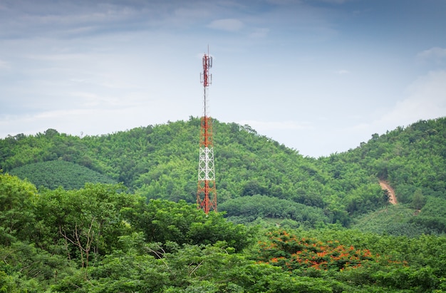 Contract mobiele torens temidden van valleien in natuurlandschap