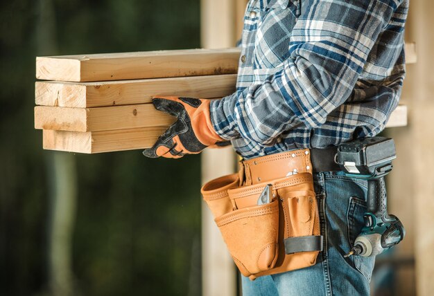 Foto imprenditore con travi di legno