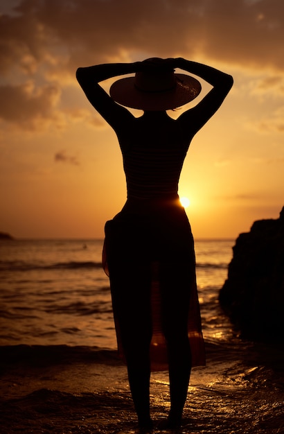 Foto silhouette a contrasto di giovane donna snella