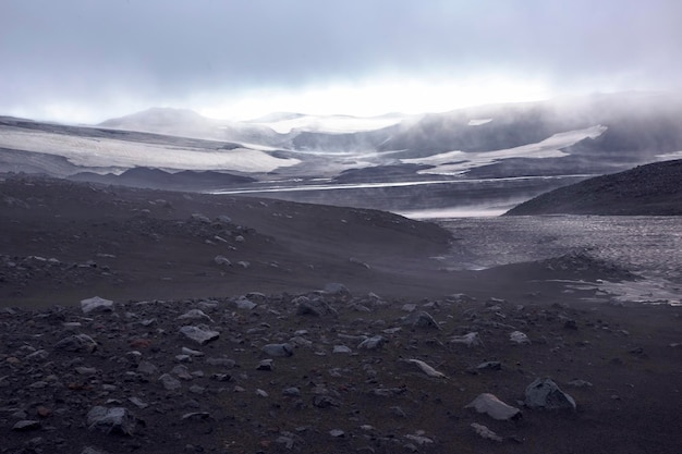 アイスランドの山岳風景の対照的な天気