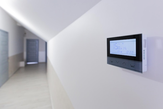 흰색 벽 스마트 홈에 있는 집의 제어판 에어컨 및 난방 시스템