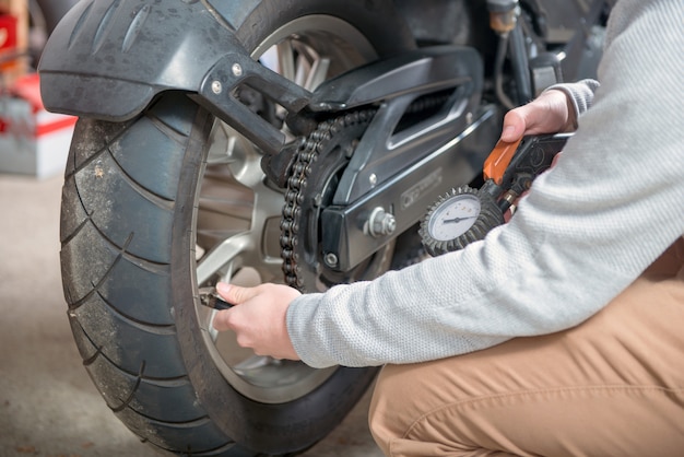 Controle van de bandenspanning van de motorfiets