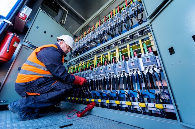 Controle van de bedrijfsspanningsniveaus van de schakelkast van het zonnepaneel