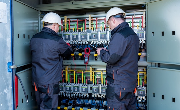 Controle van de bedrijfsspanningsniveaus van de schakelkast van het zonnepaneel