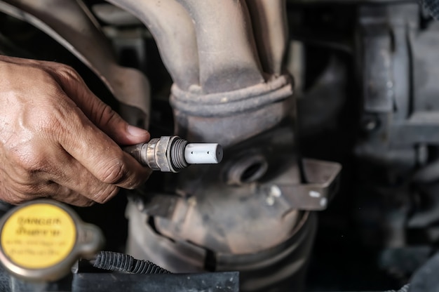 Controleer en verander de auto van de zuurstofsensor.