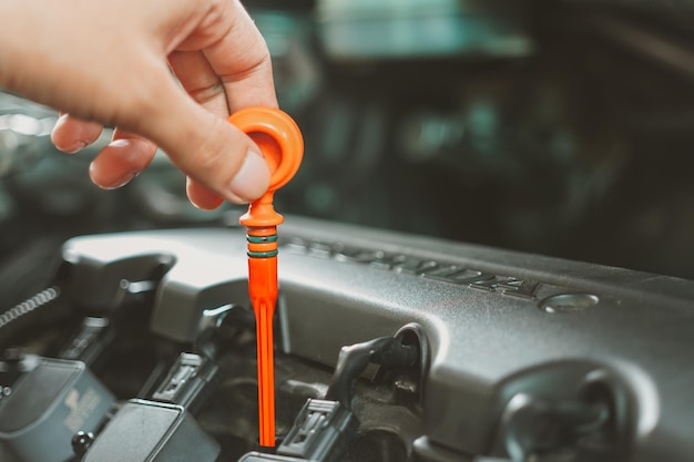 controleer het oliepeil in de motor van een auto