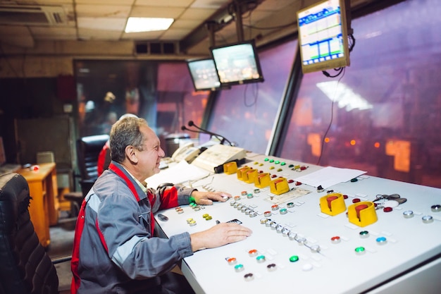 Controlepaneel. Fabriek voor de productie van staal.