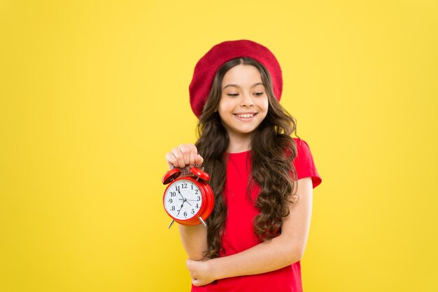 Controllare il tempo personale impostare la sveglia bambina bambina tenere l'orologio rosso sempre puntuale non è mai troppo tardi tutto è sotto controllo definire il proprio ritmo di vita programma e ora