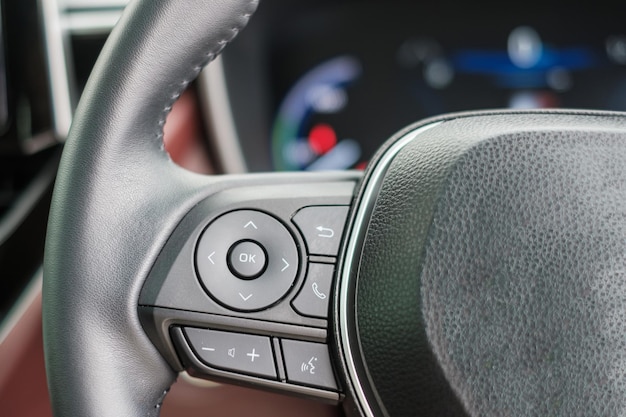 Foto controllo del volante in un'automobile elettrica moderna tecnologia viaggio di viaggio e sicurezza concetti di trasporto