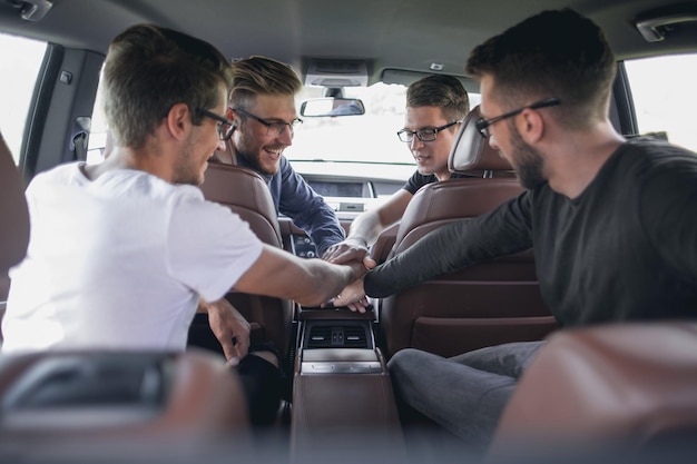 写真 移動中の車での4人の同僚の会話