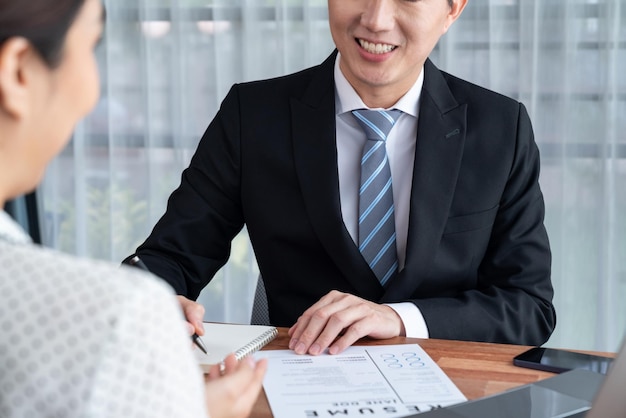 사진 면접관과 지원자 jubilant 간의 대화 면접