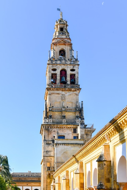 Фото Преобразованная минаретная колокольня мечети-кафедрального собора кордобы, андалусия, испания
