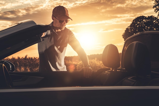 Foto viaggio estivo in auto decappottabile