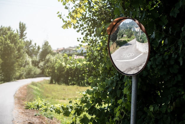 Specchio di sicurezza convesso in una strada rurale