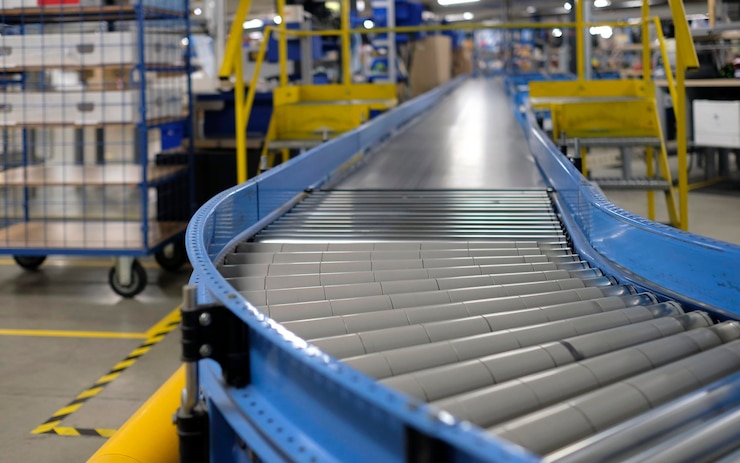 Photo conveyor belt inside a manufacturing site or distribution warehouse
