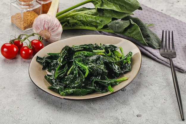 Photo coocked green spinach with oil
